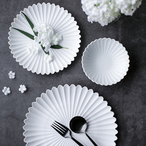 White Chrysanthemums-shaped Design Porcelain Colored Cutlery Sets