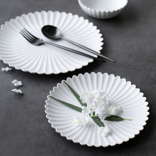 White Chrysanthemums-shaped Design Porcelain Colored Cutlery Sets